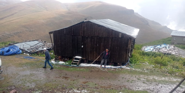 Artvin ve Rize'nin yüksek kesimlerine mevsimin ilk karı düştü! Yaylalar ve dağ etekleri beyaz örtüyle kaplandı