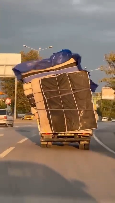 Bursa’da tehlikeli taşımacılık kamerada