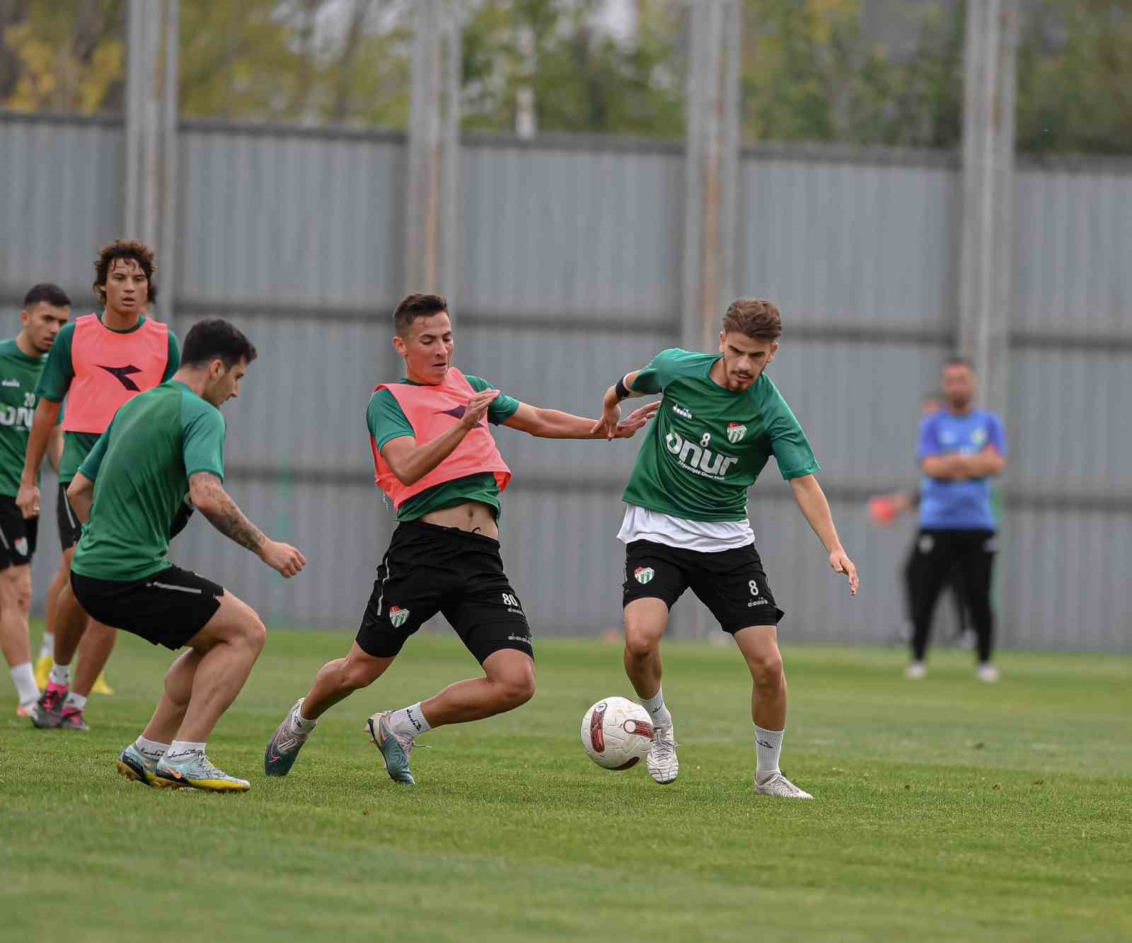 Bursaspor’da Beyoğlu Yeni Çarşı maçı hazırlıkları sürüyor