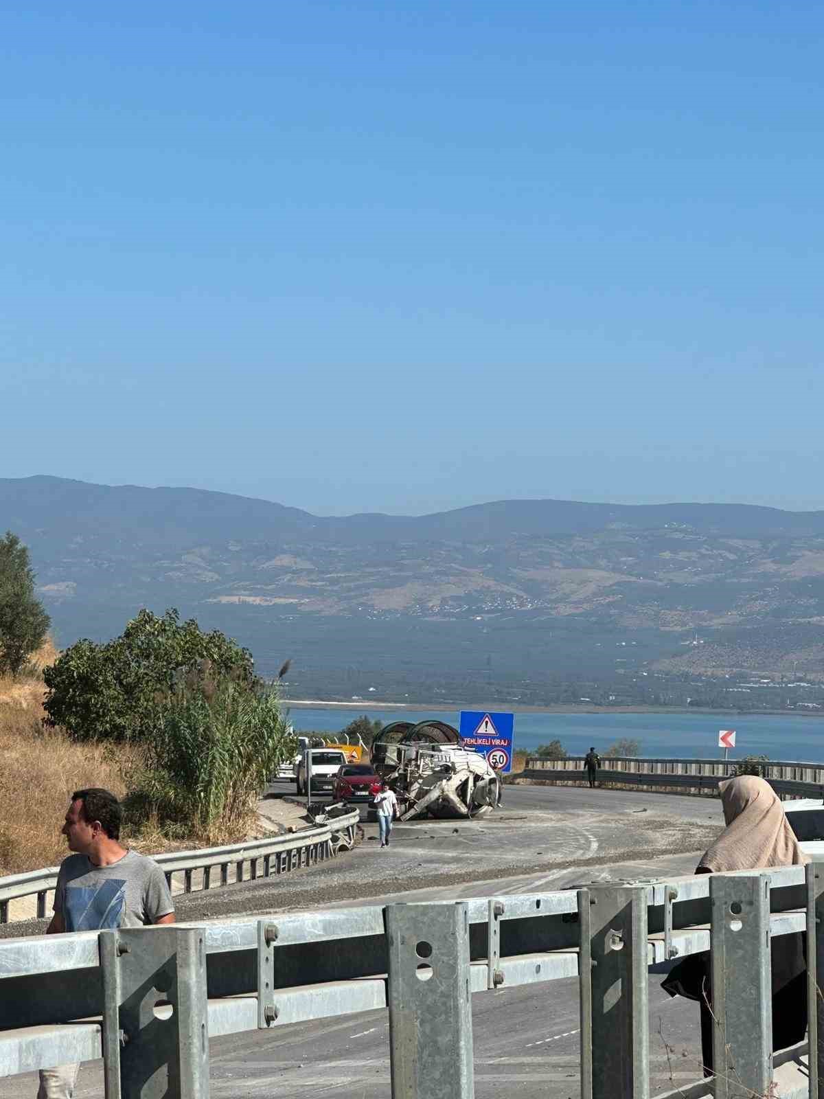 Aynı firmaya ait iki beton mikseri kafa kafaya çarpıştı: 1 ölü, 1 ağır yaralı