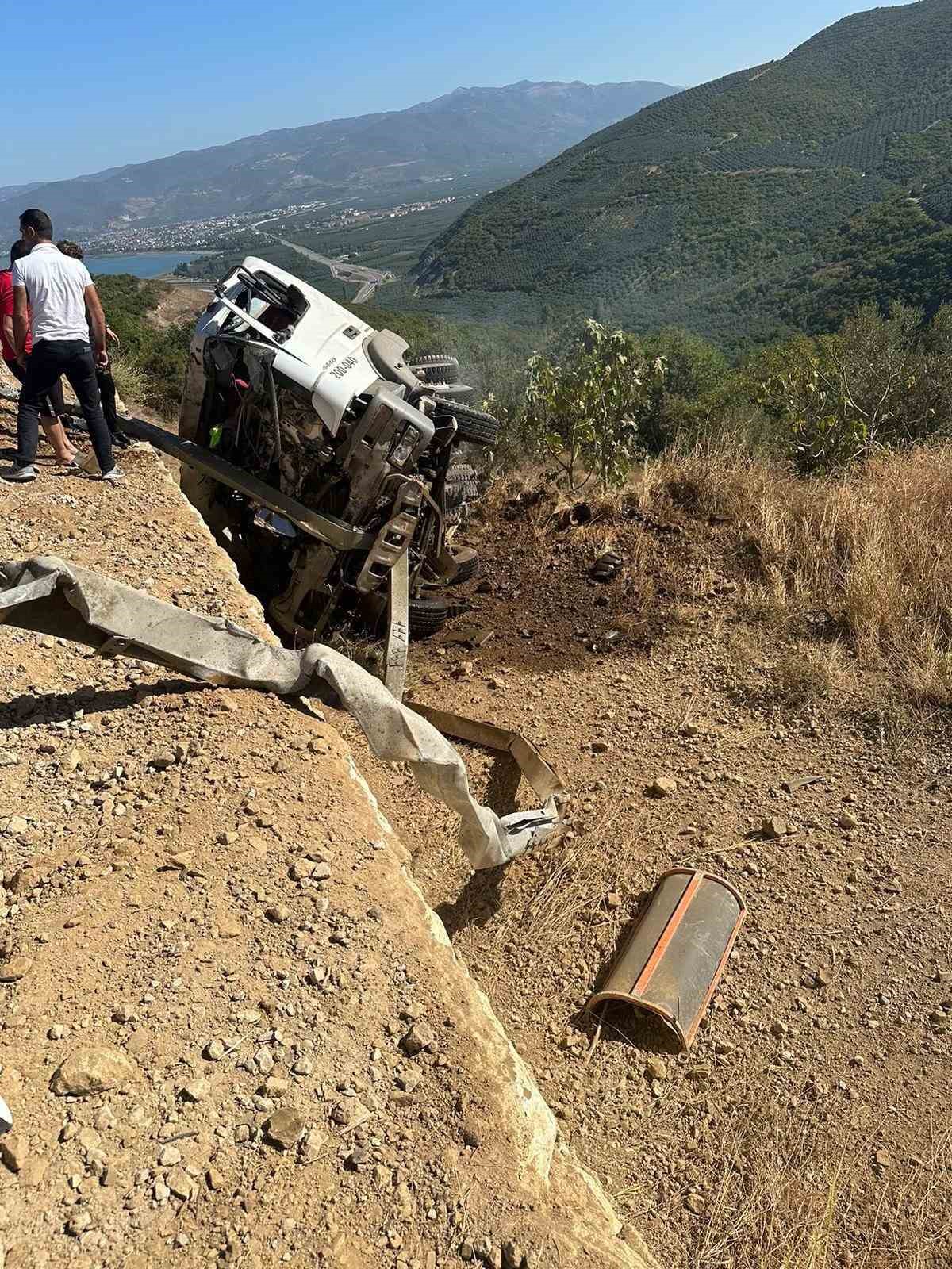 Aynı firmaya ait iki beton mikseri kafa kafaya çarpıştı: 1 ölü, 1 ağır yaralı