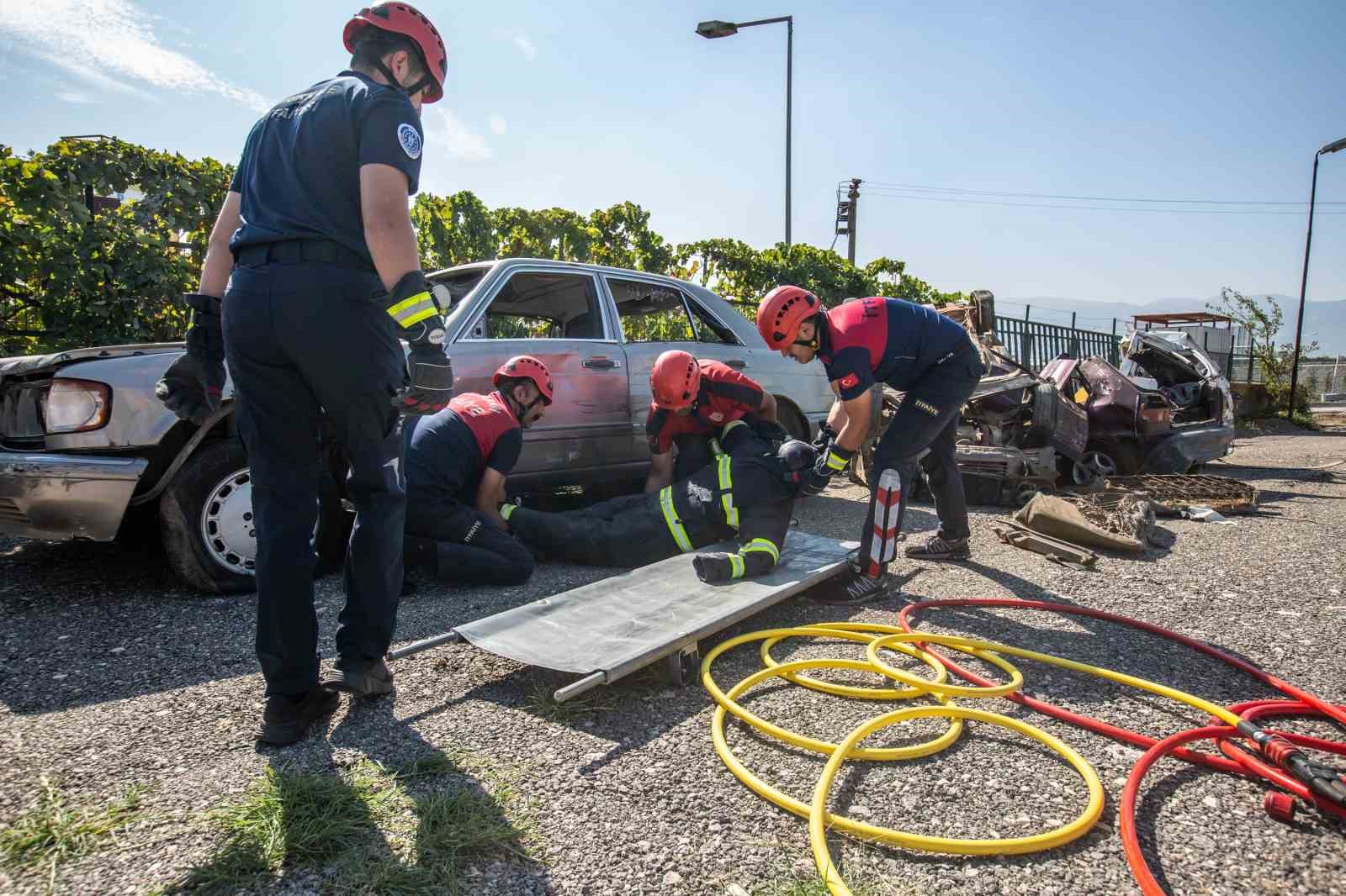 İtfaiyenin her eğitimi gerçek gibi tatbikat