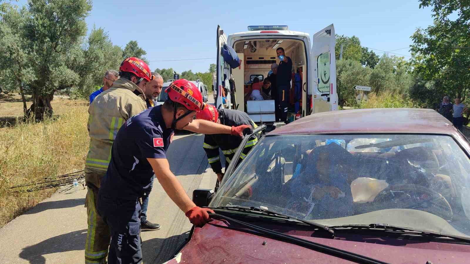 Otomobiller kafa kafaya çarpıştı: 6 yaralı