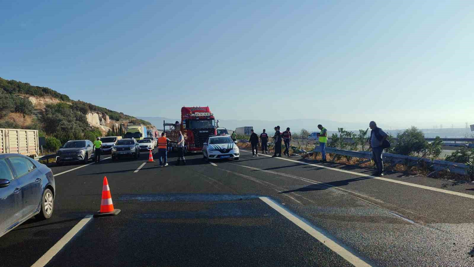 Enerji içeceği yüklü tır devrildi, kupa şahlandı