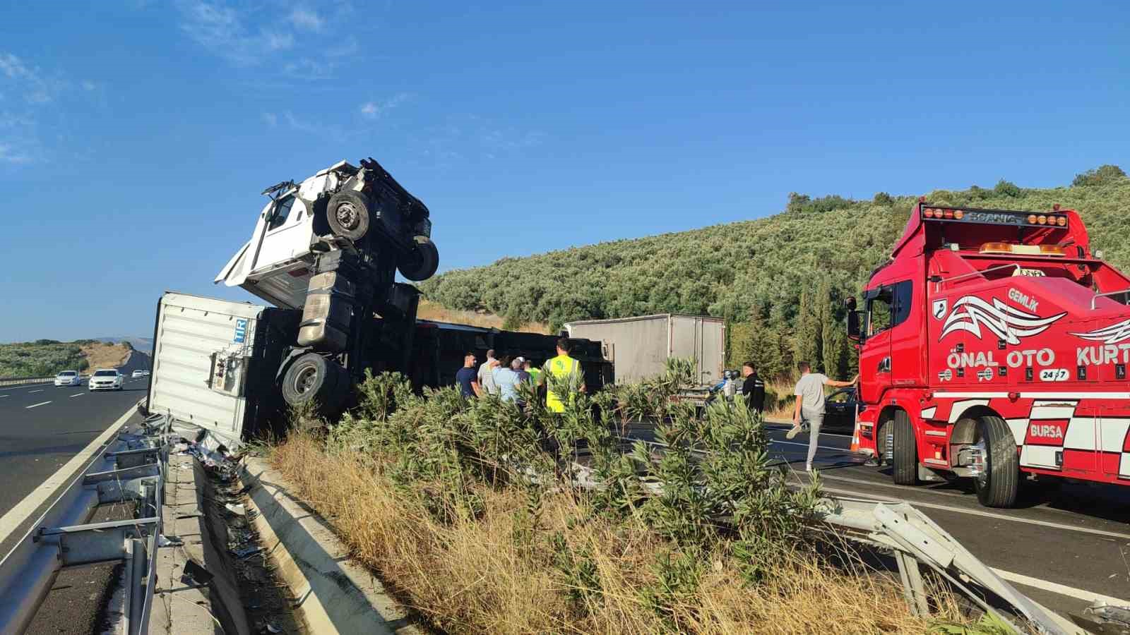 Enerji içeceği yüklü tır devrildi, kupa şahlandı