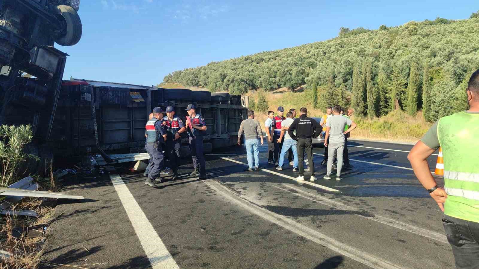 Enerji içeceği yüklü tır devrildi, kupa şahlandı