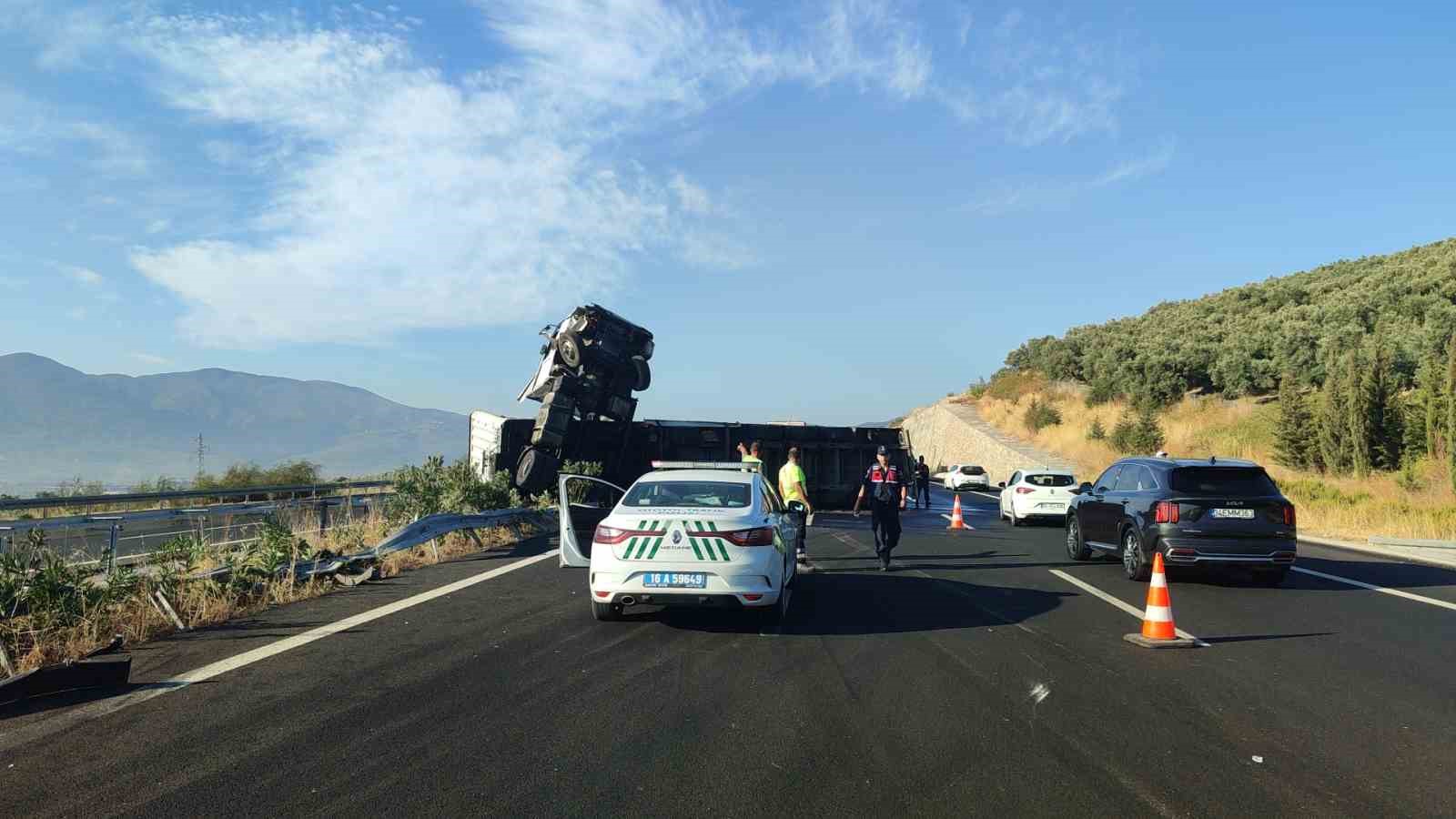 Enerji içeceği yüklü tır devrildi, kupa şahlandı