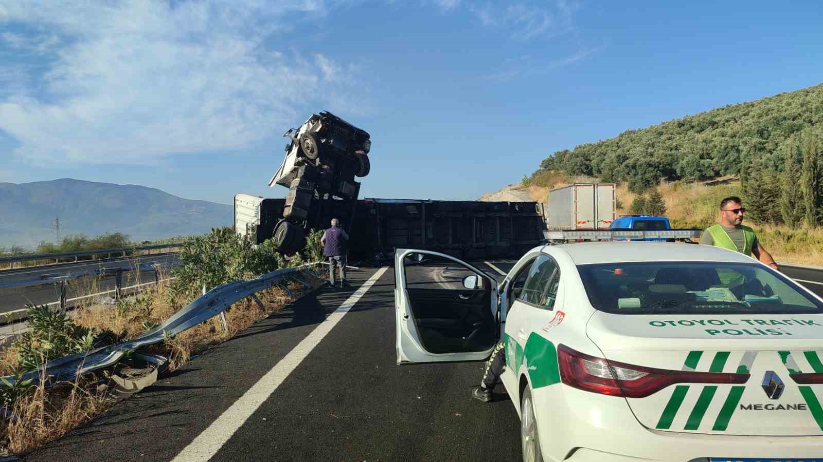 Enerji içeceği yüklü tır devrildi, kupa şahlandı