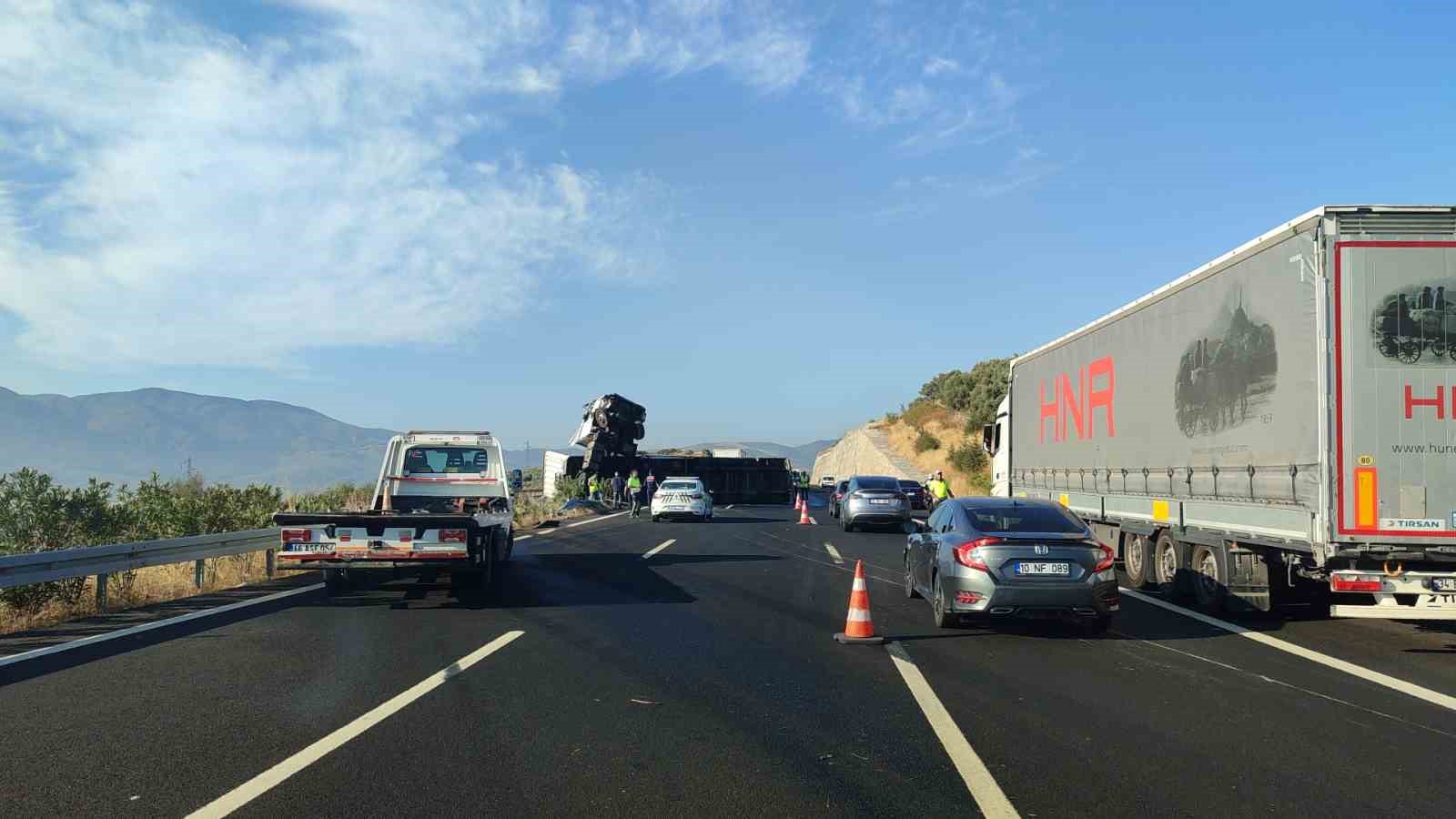 Enerji içeceği yüklü tır devrildi, kupa şahlandı