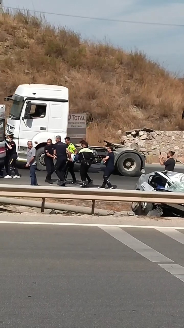 Bursa’da bariyerlere giren araç kullanılamaz hale geldi : 2 yaralı