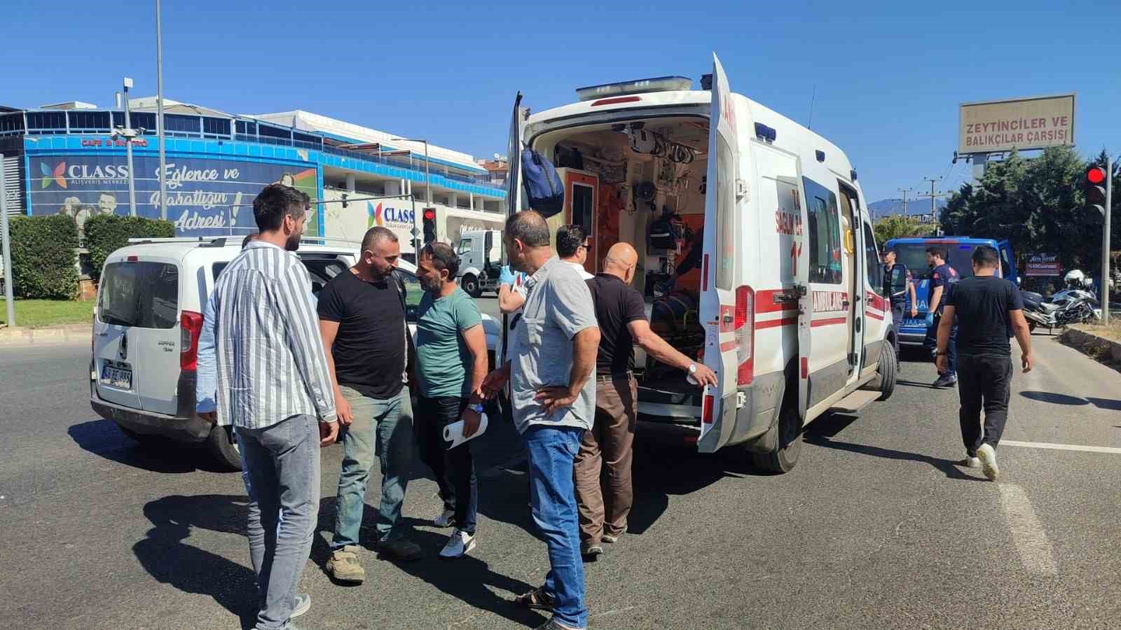 Kırmızıda geçen otomobil motosikletli kadına çarptı