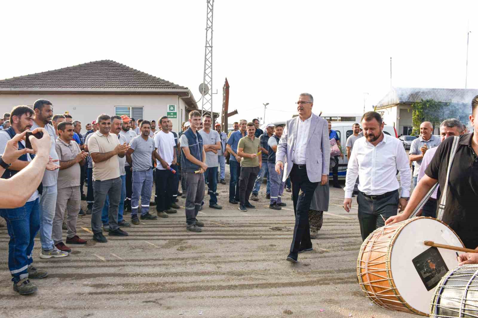 İşçiler zam kararını davul zurna ile kutladı