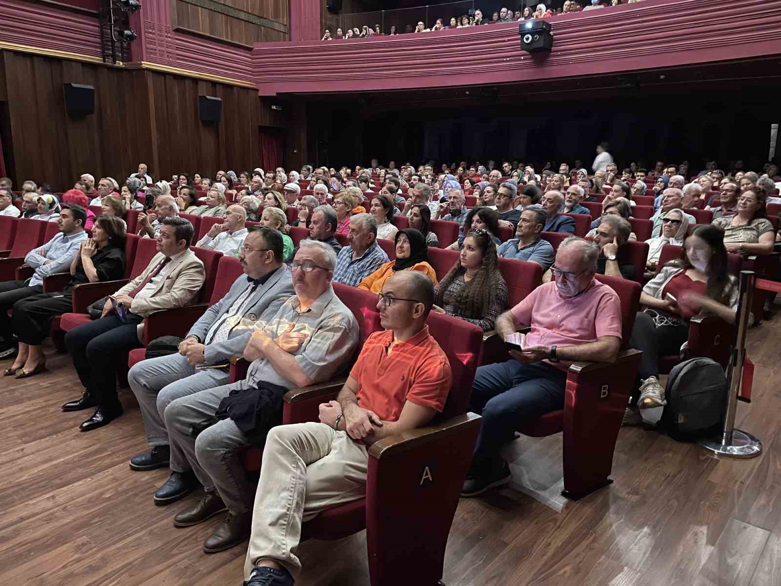 Sanat Güneşi, şarkılarıyla anıldı