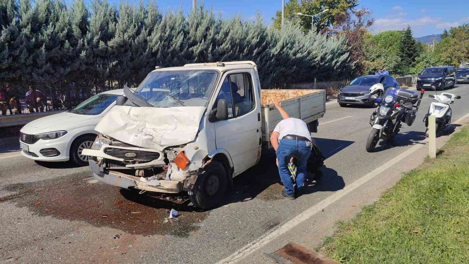 Kamyonet tıra arkadan çarptı