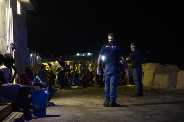 İtalya'nın Lampedusa Adası'na göçmen akını! 