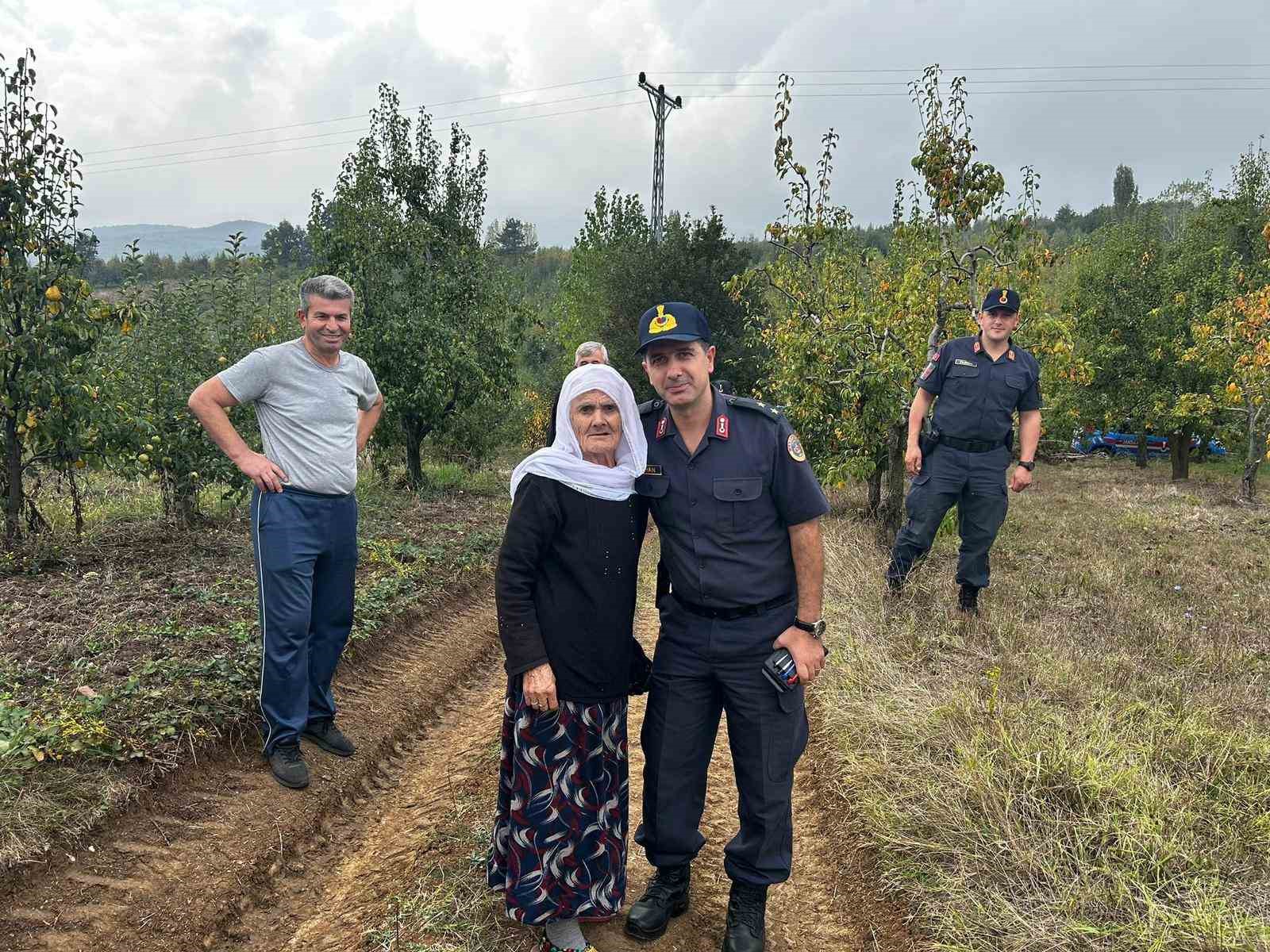 Bağ evinde kaybolan yaşlı kadını Jandarma ekipleri buldu