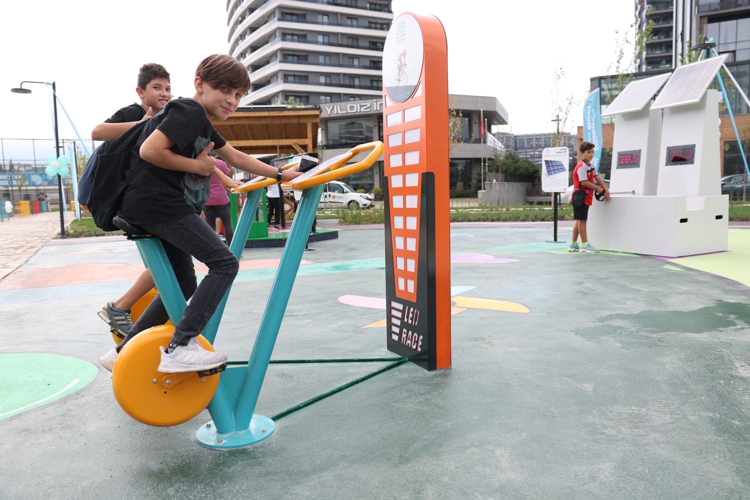 Bu parkta çocuklar, hem eğleniyor hem de elektrik üretiyor