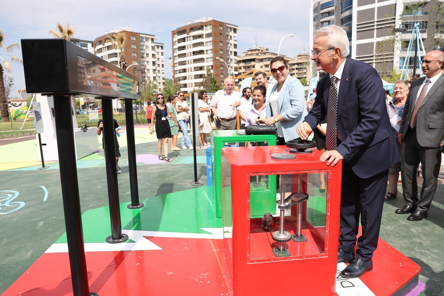 Bu parkta çocuklar, hem eğleniyor hem de elektrik üretiyor