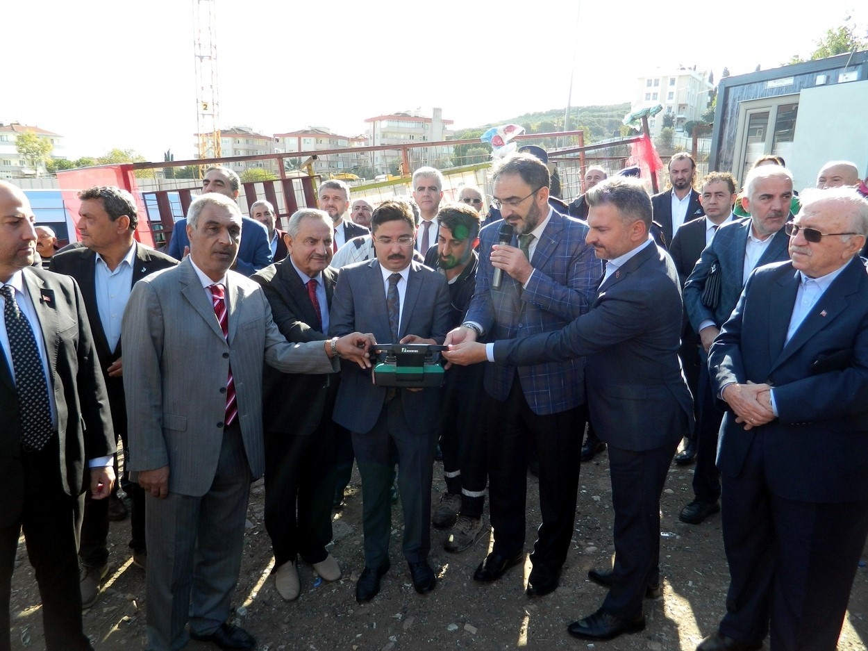 Gençlik merkezinin dua ve tekbirlerle temeli atıldı