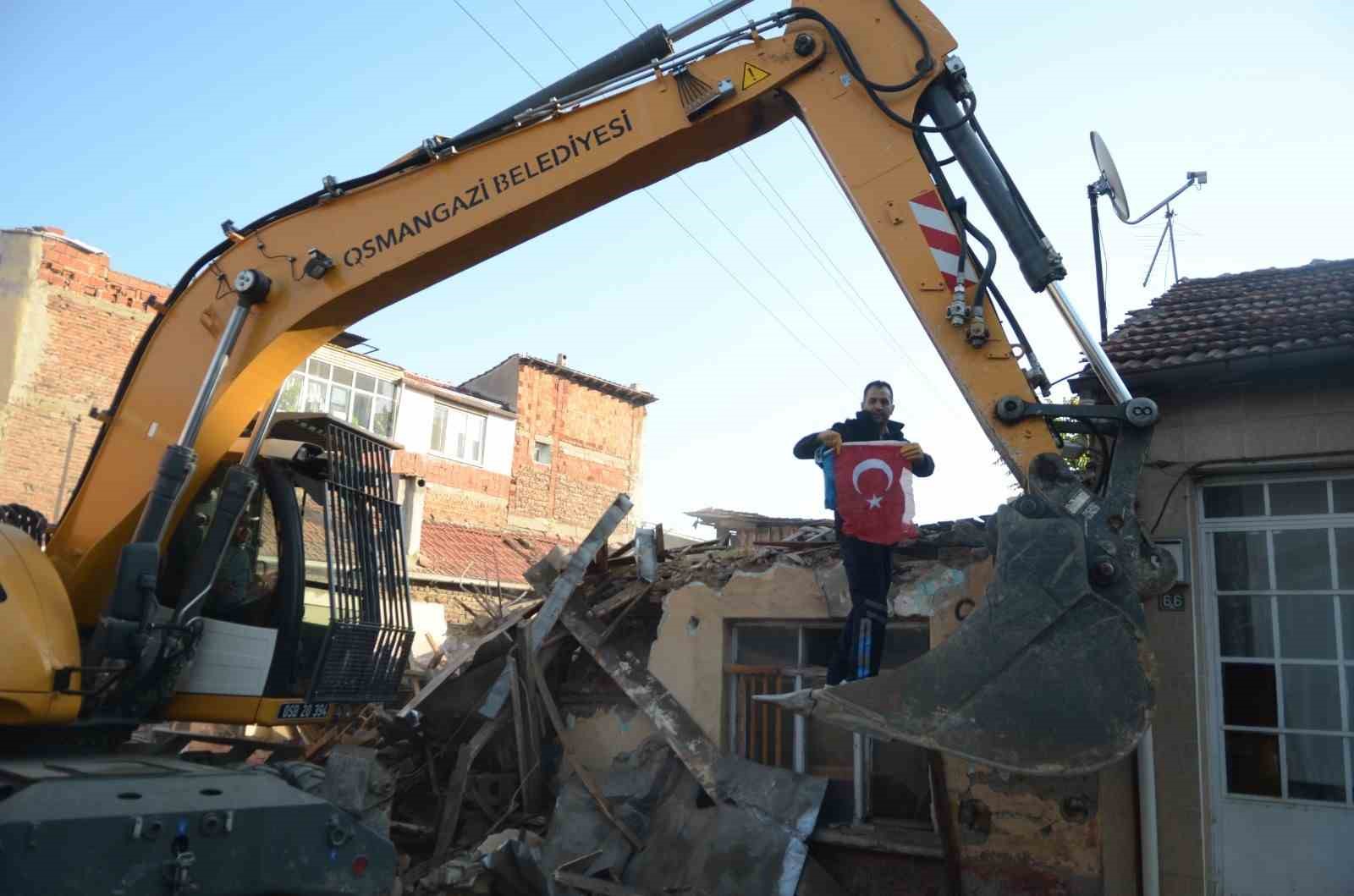 Yıkımdaki bayrak hassasiyeti duygulandırdı