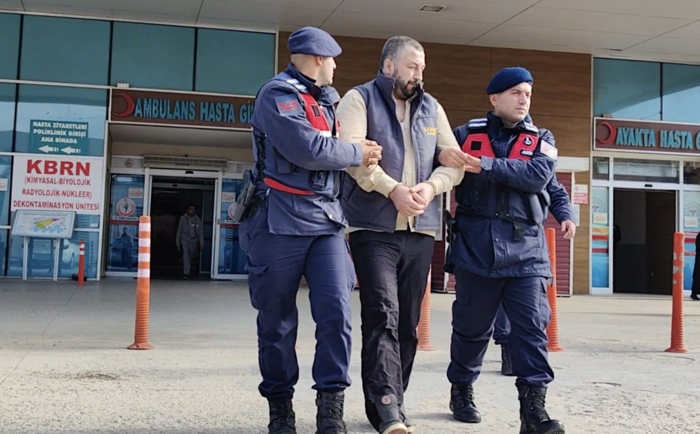 Babasını taşla yaralayıp sağlık ekiplerini de rehin alan şahıs tutuklandı