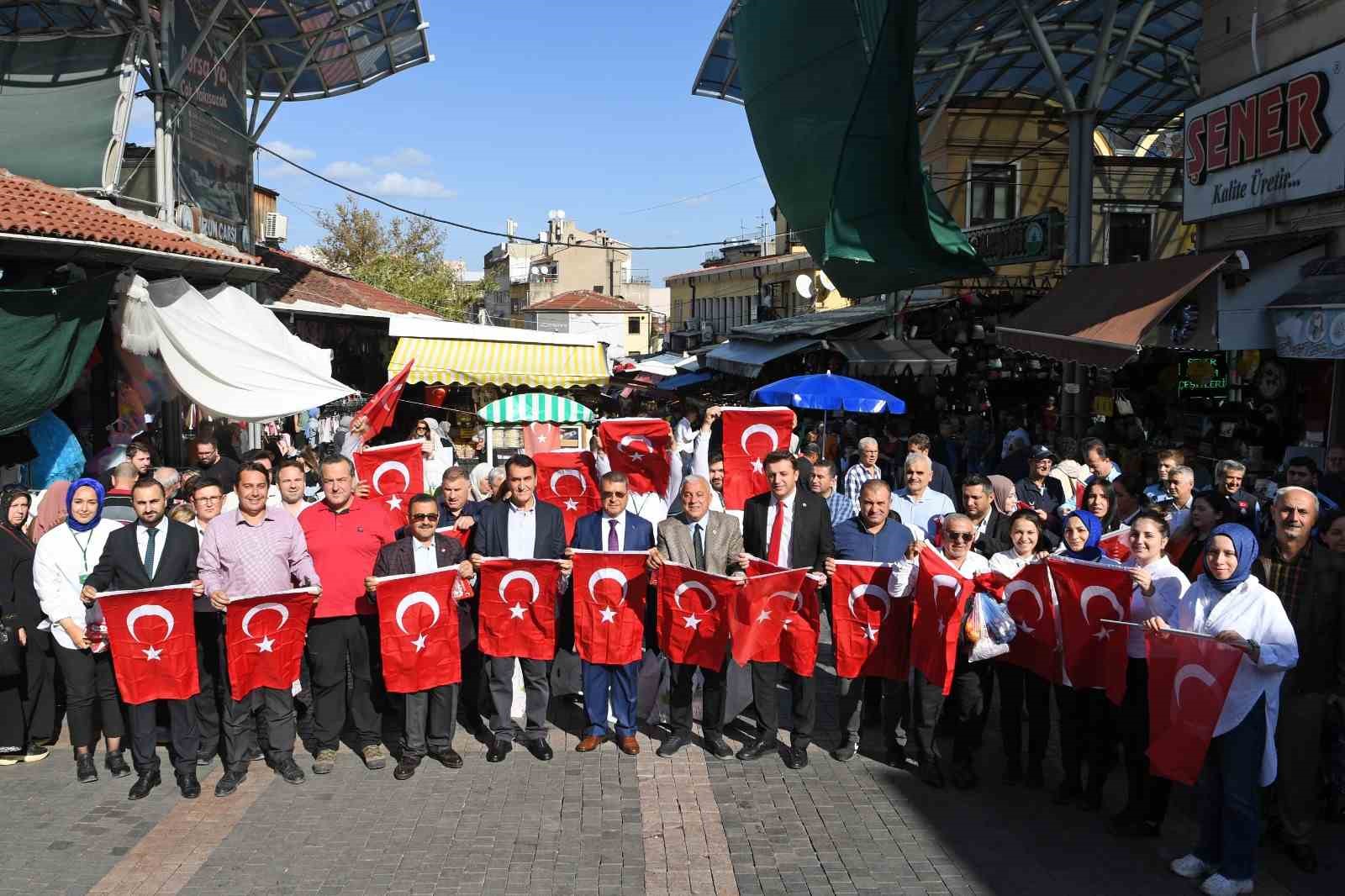 Başkan Dündar’dan çarşı esnafına Türk Bayrağı