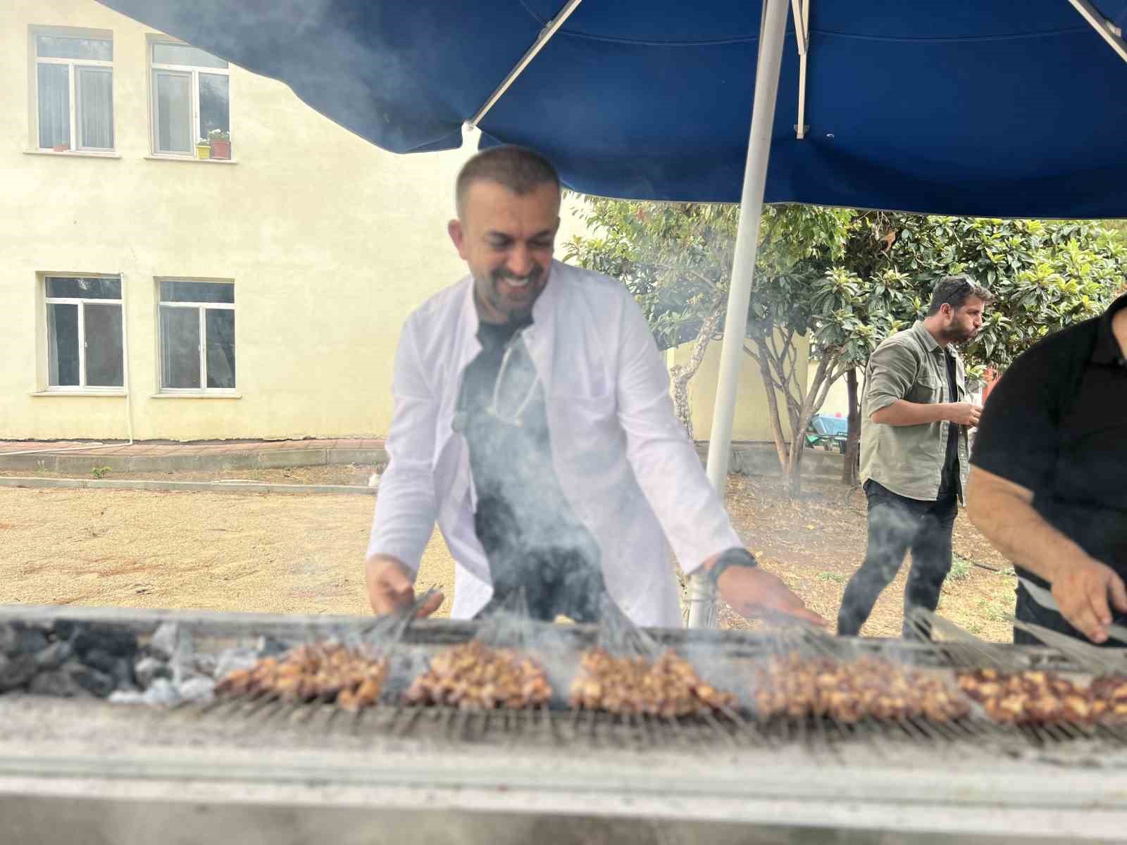 Bursalı ciğerci yaşlıların gönlünü fethetti