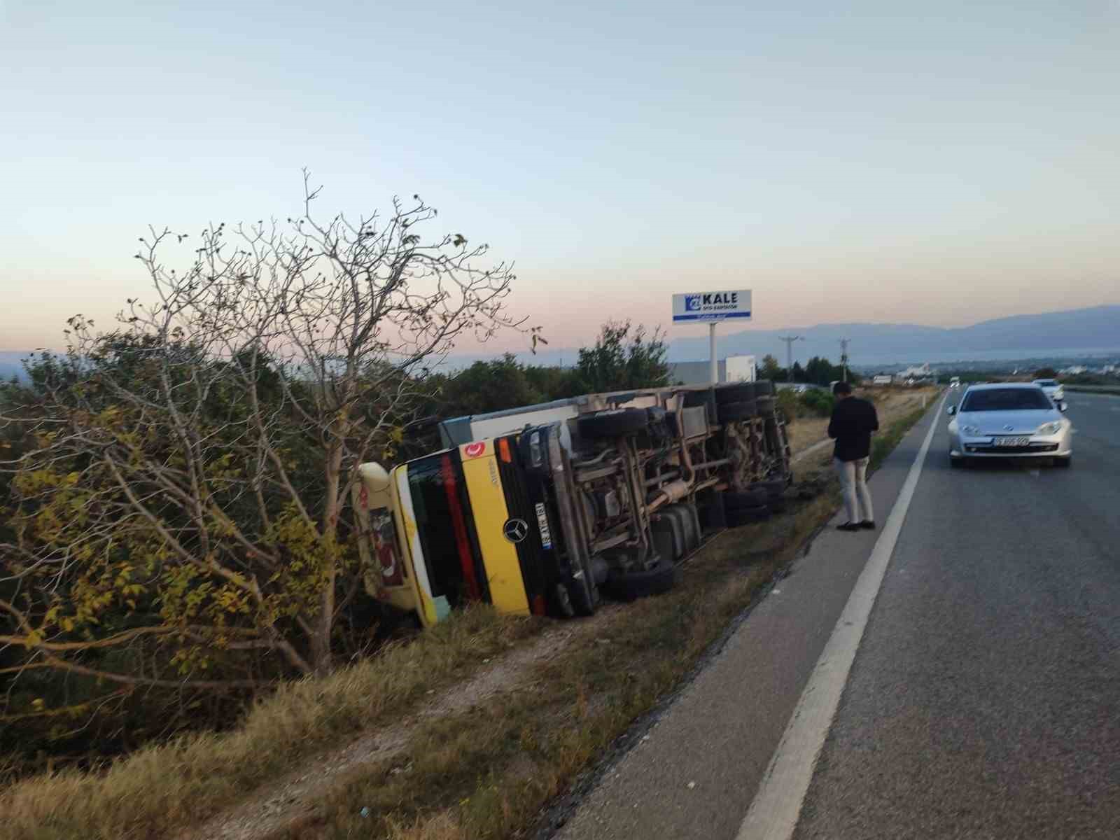 Devrilen kamyon şarampole yuvarlanmaktan son anda kurtuldu