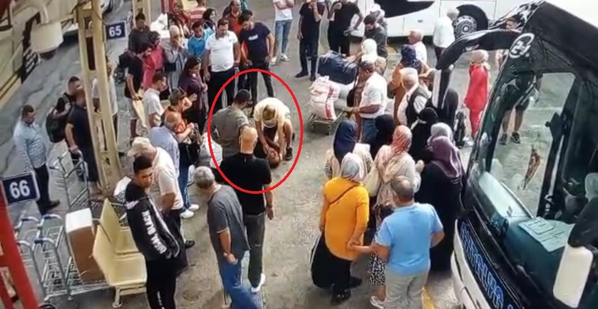 Otobüs beklerken kavga eden iki yolcu aynı anda kalp krizi geçirdi