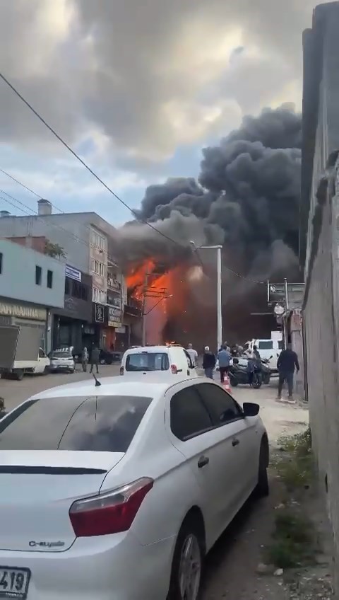 Bursa’da mobilya fabrikası alevlere teslim oldu