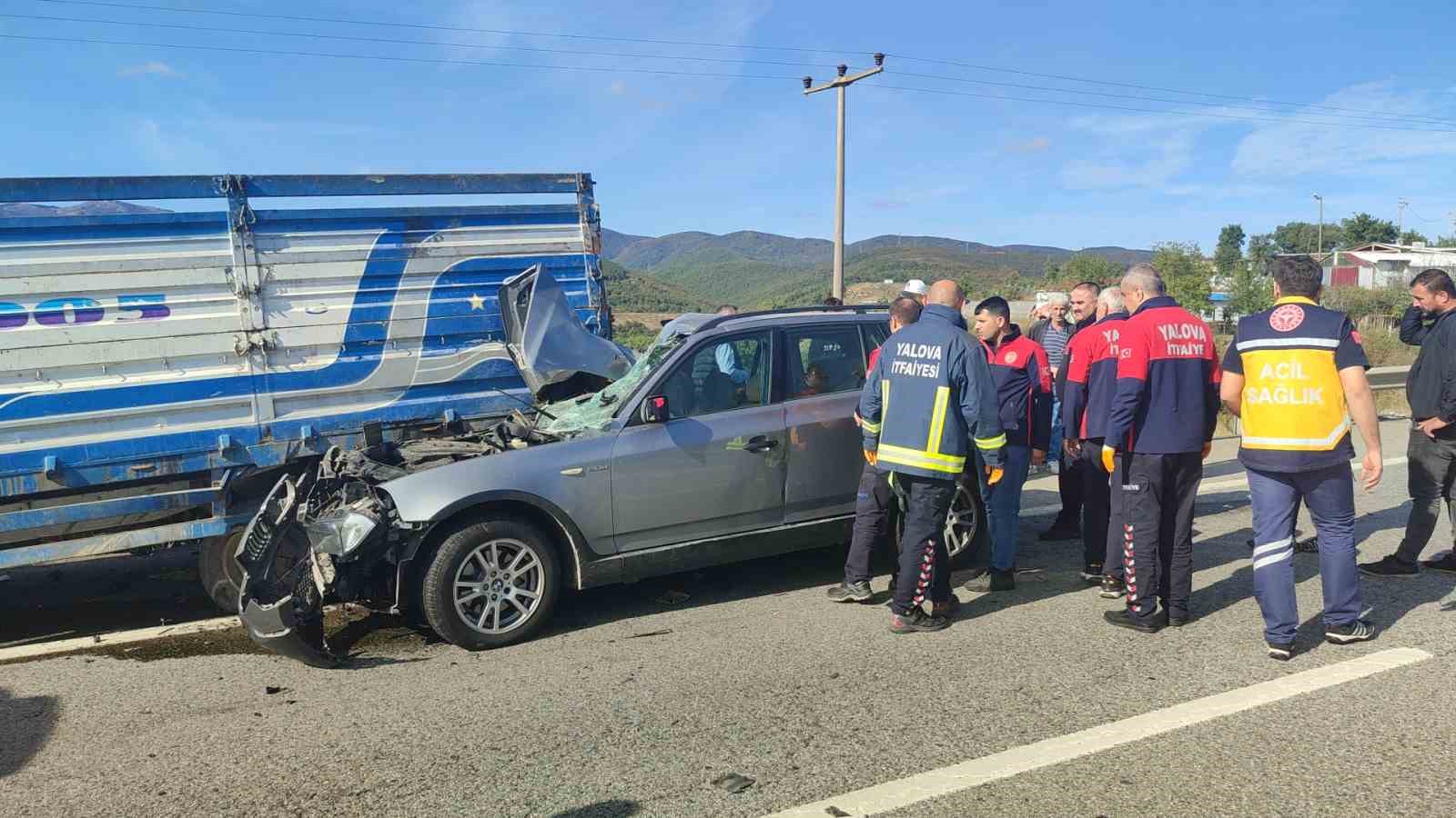 Lüks araç emniyet şeridindeki kamyonete çarptı: 2 yaralı