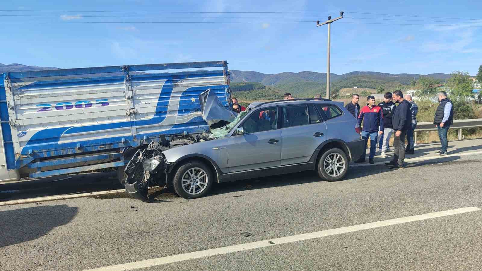 Lüks araç emniyet şeridindeki kamyonete çarptı: 2 yaralı