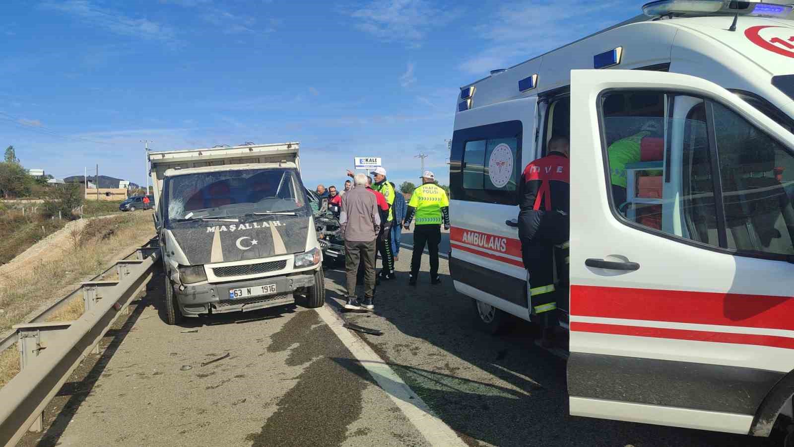 Lüks araç emniyet şeridindeki kamyonete çarptı: 2 yaralı