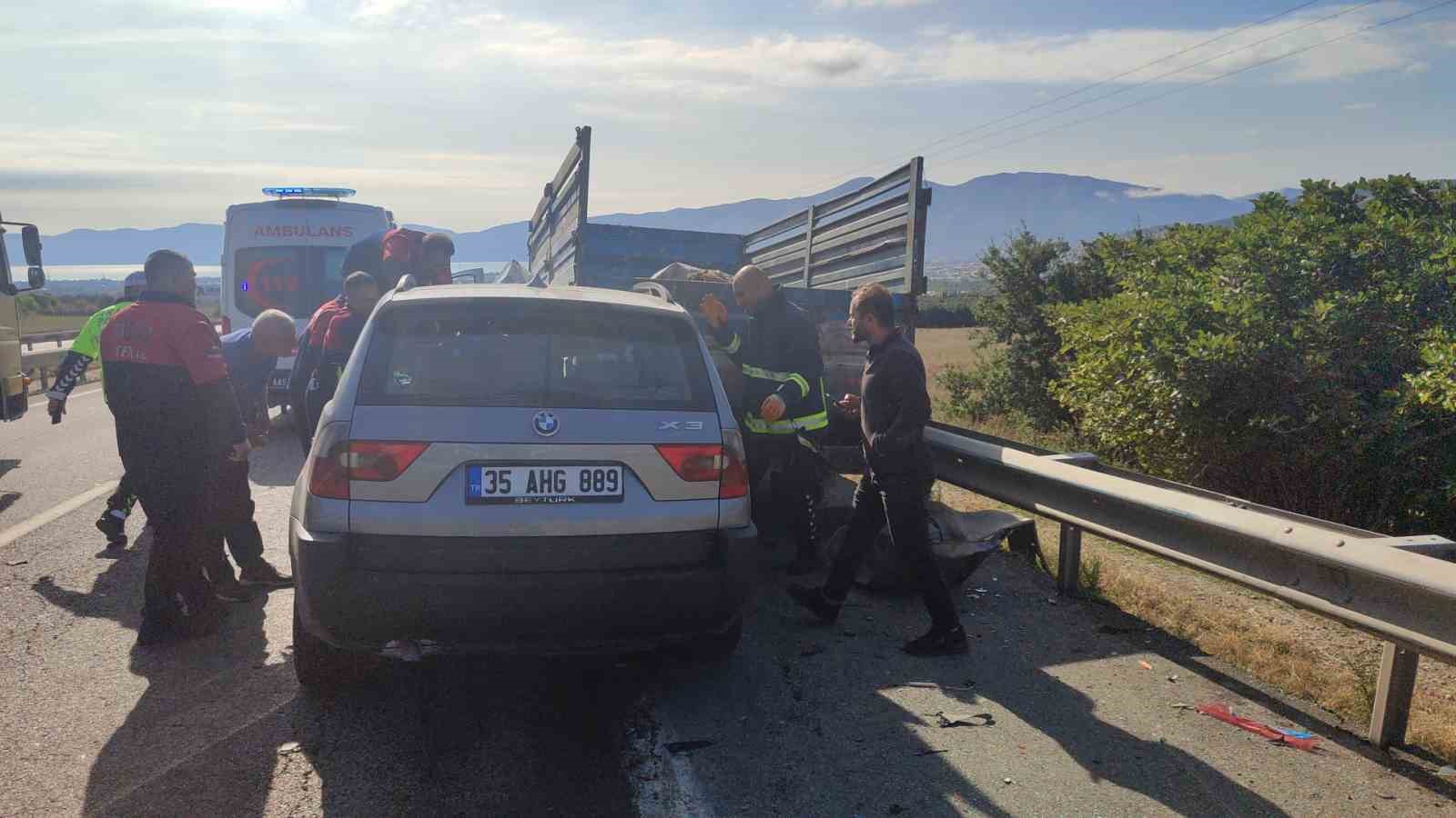 Lüks araç emniyet şeridindeki kamyonete çarptı: 2 yaralı