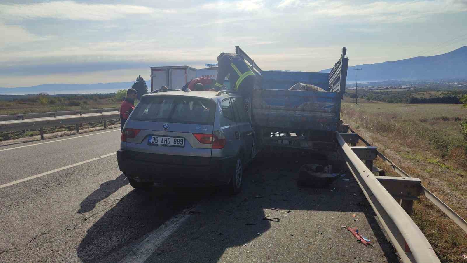 Lüks araç emniyet şeridindeki kamyonete çarptı: 2 yaralı