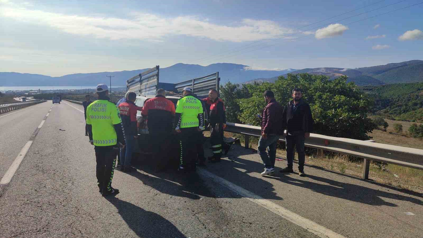 Lüks araç emniyet şeridindeki kamyonete çarptı: 2 yaralı