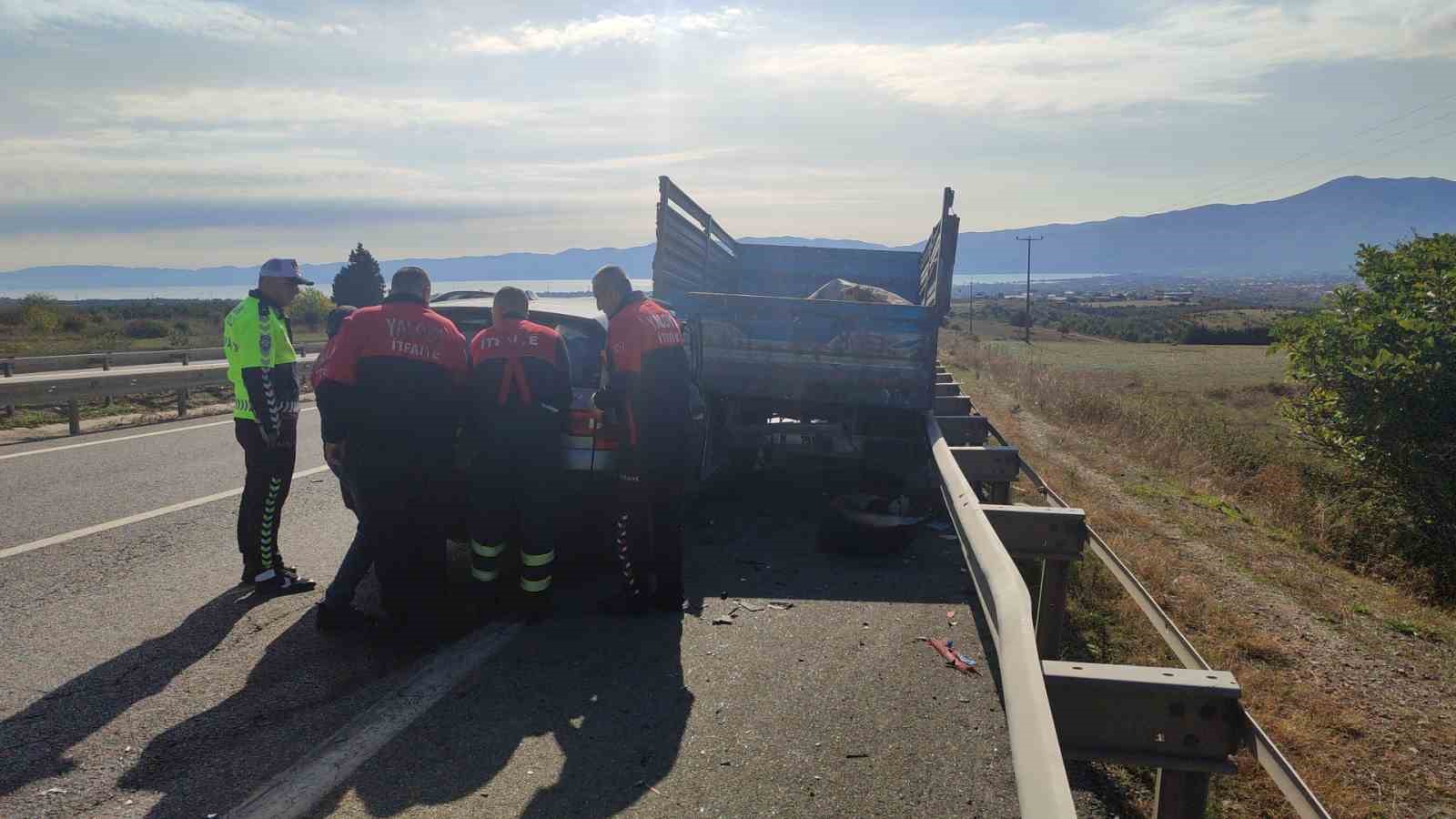 Lüks araç emniyet şeridindeki kamyonete çarptı: 2 yaralı