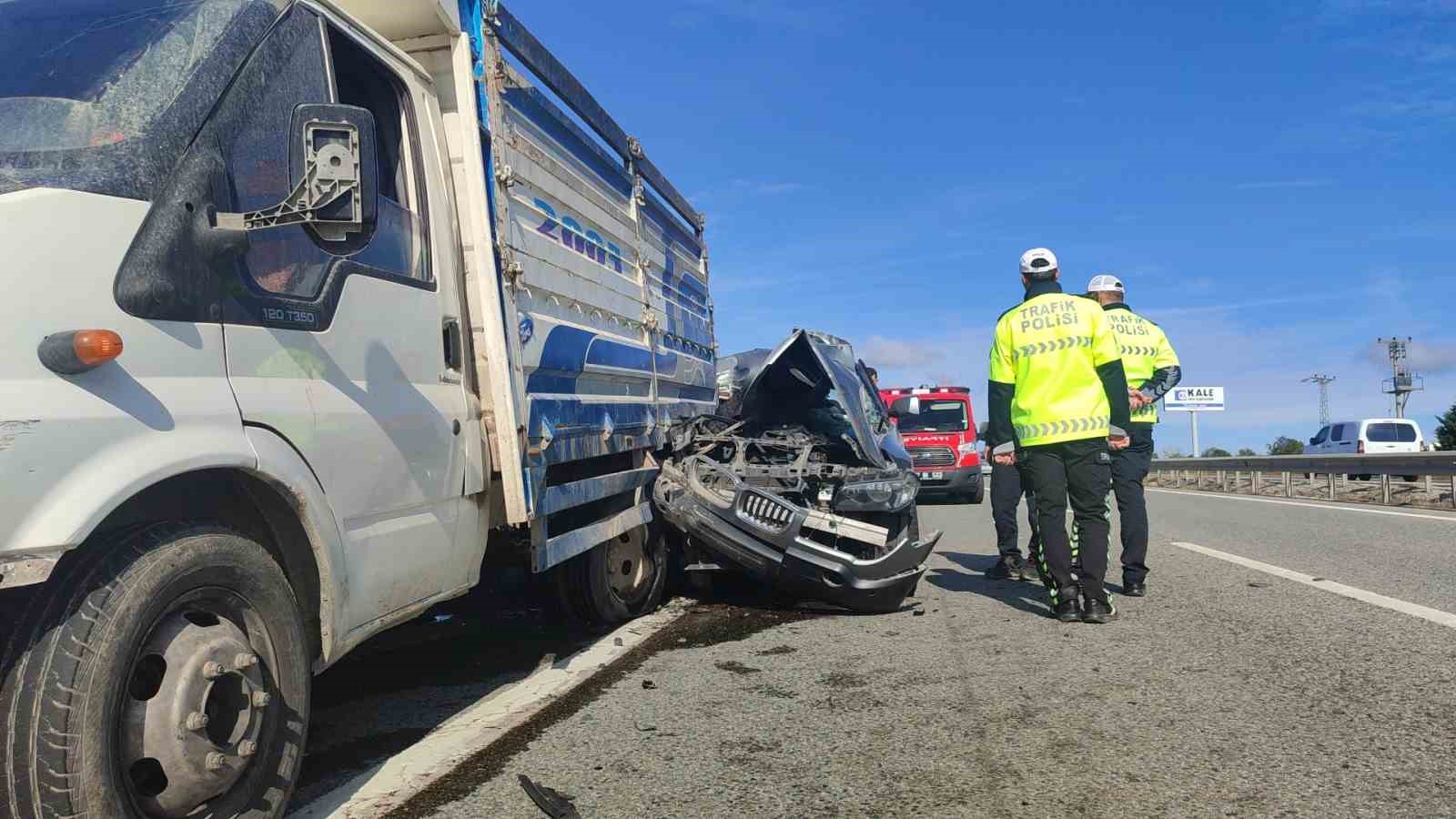 Lüks araç emniyet şeridindeki kamyonete çarptı: 2 yaralı