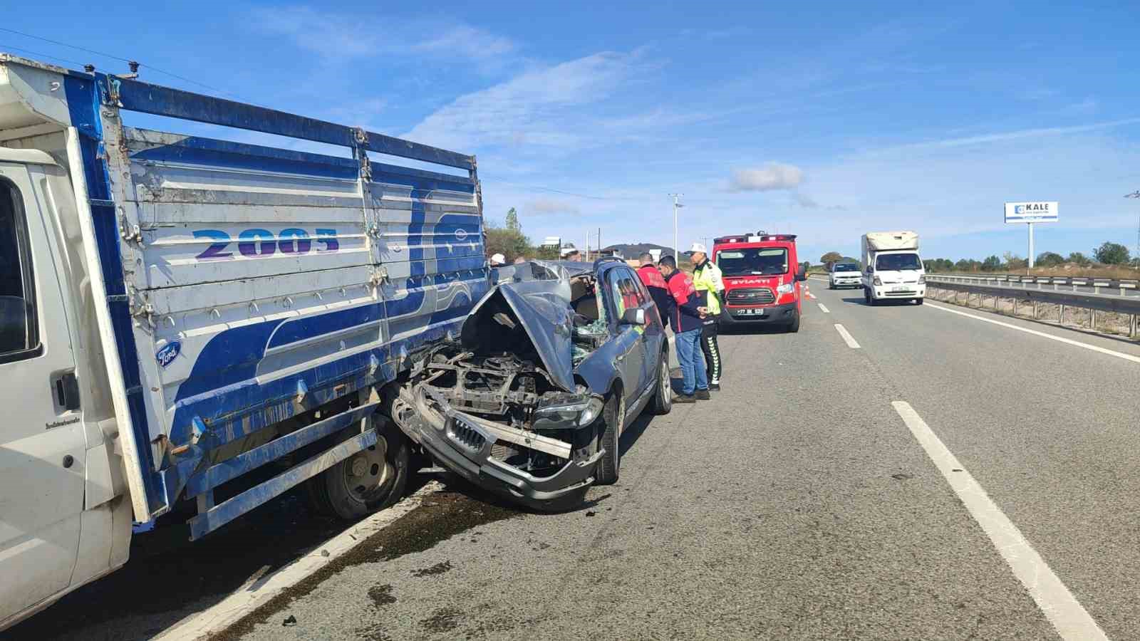 Lüks araç emniyet şeridindeki kamyonete çarptı: 2 yaralı