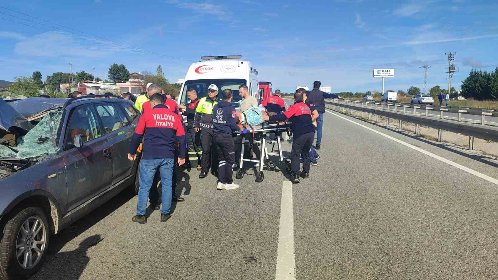 Lüks araç emniyet şeridindeki kamyonete çarptı: 2 yaralı