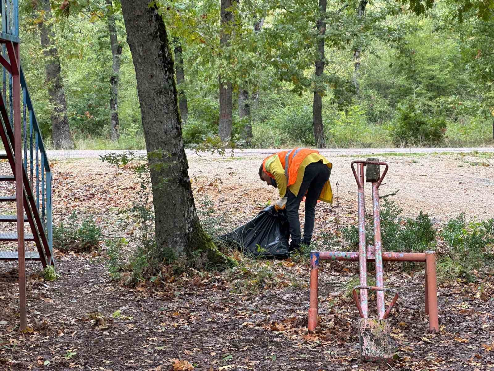 Piknikçilerin bıraktığı çöpleri topladılar