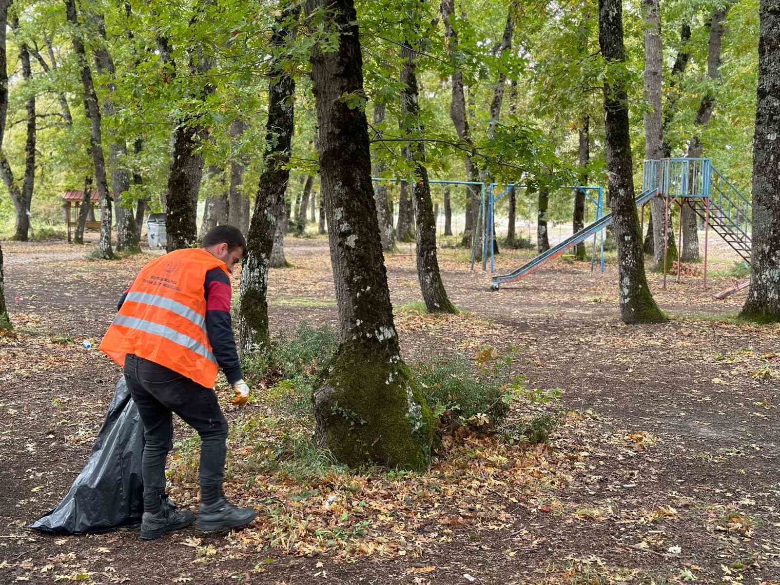 Piknikçilerin bıraktığı çöpleri topladılar