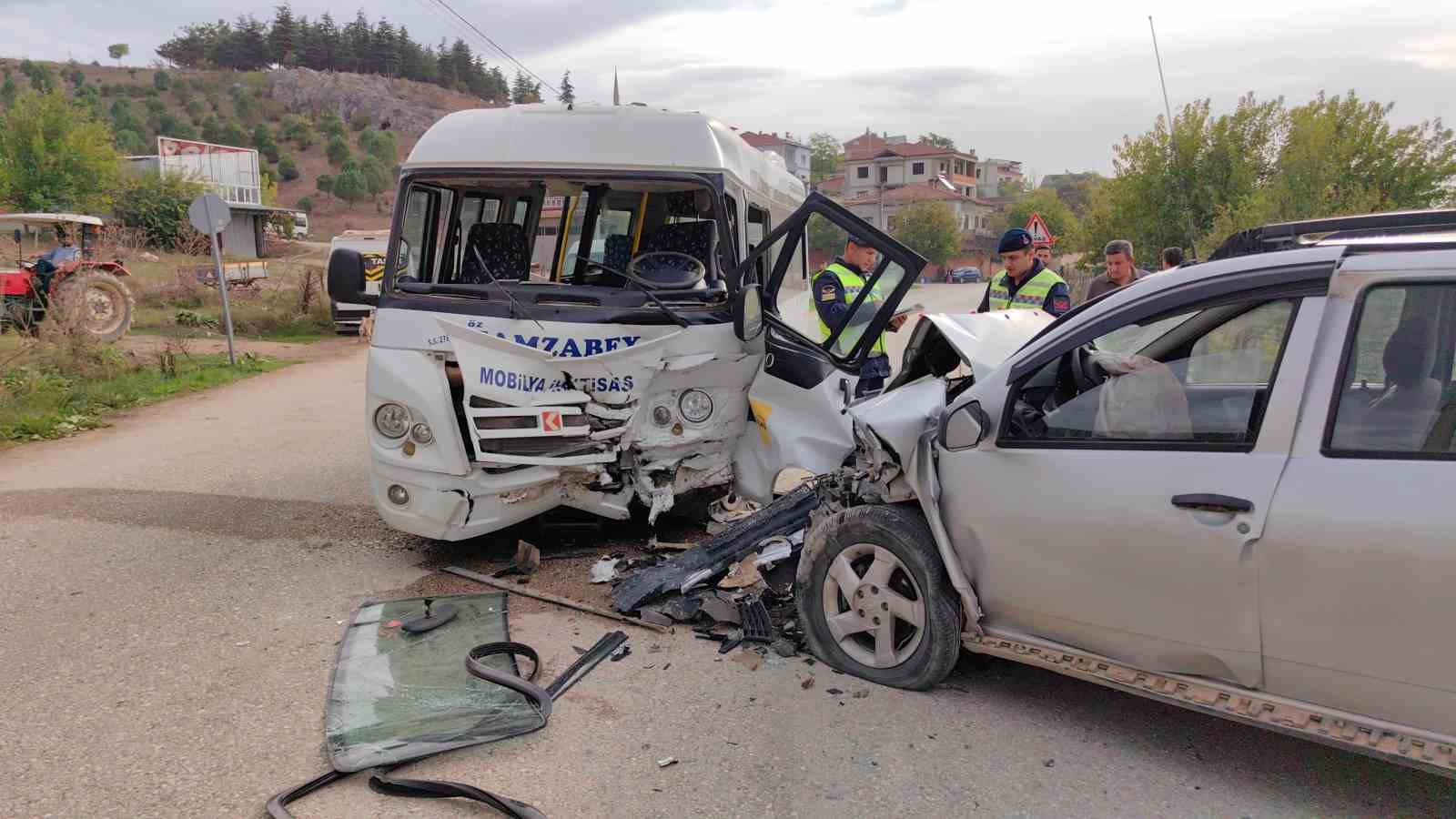 Yolcu dolu minibüs ciple çarpıştı, 11 kişi yaralandı