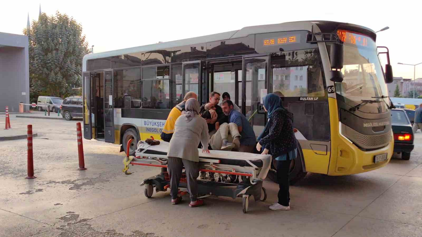 Halk otobüsü şoförü fenalaşan adamı hastaneye götürdü