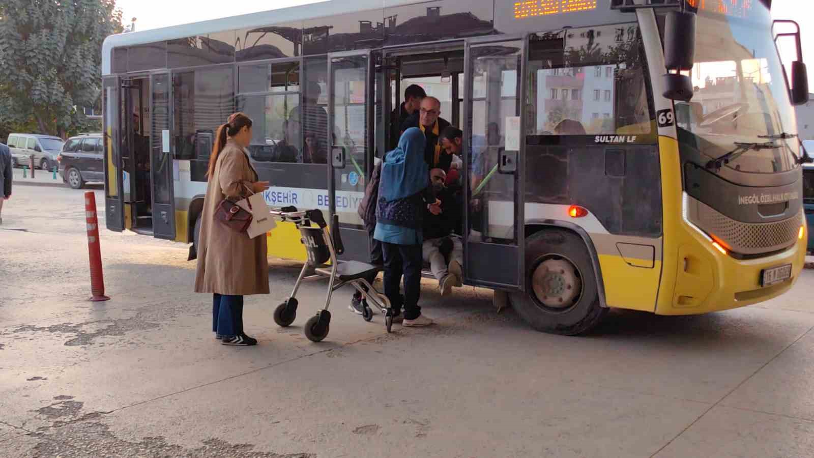 Halk otobüsü şoförü fenalaşan adamı hastaneye götürdü