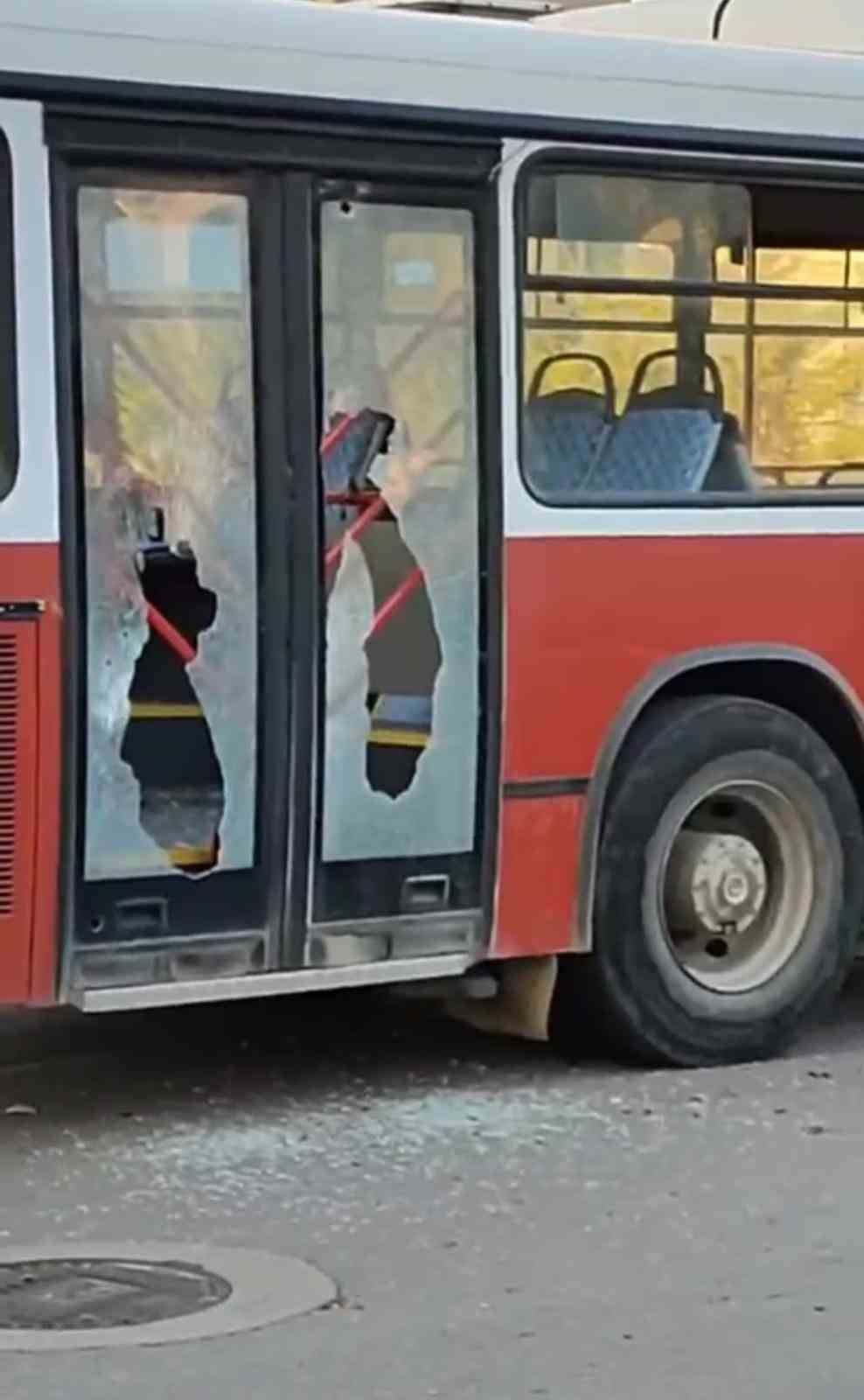 Yeşil sahada tansiyon tribünlere sıçradı...Su şişesi ve taşlar havada böyle uçuştu