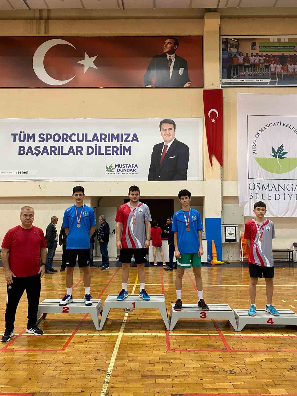 Osmangazi Badminton takımının şampiyonluk sevinci