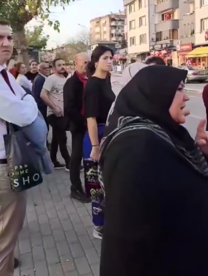 Halk otobüsü şoförünün kadın yolcuların konuşmasından psikolojisi bozuldu