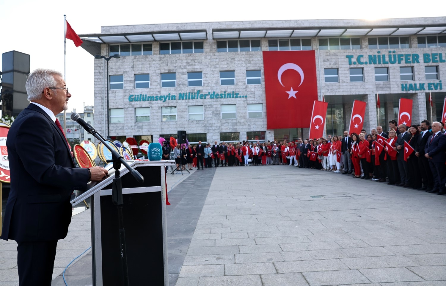 Nilüfer’de Cumhuriyet Bayramı kutlamalarının ilk adresi Atatürk anıtı