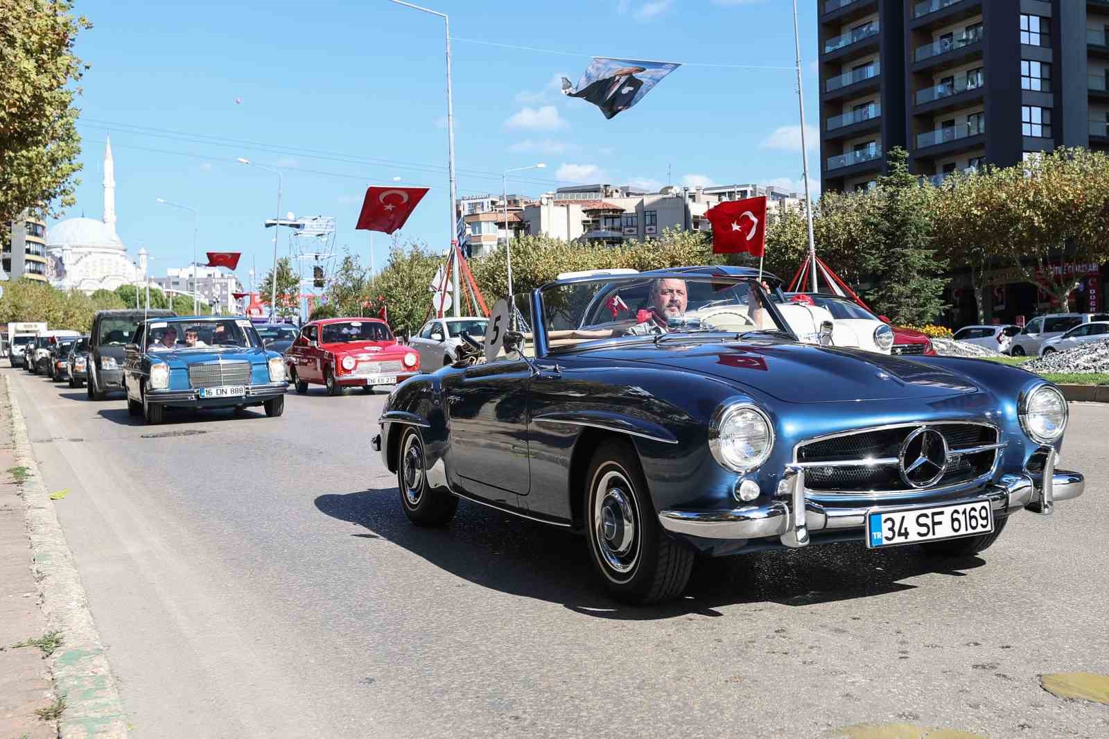 Klasik otomobiller, kız çocukları için yola çıktı